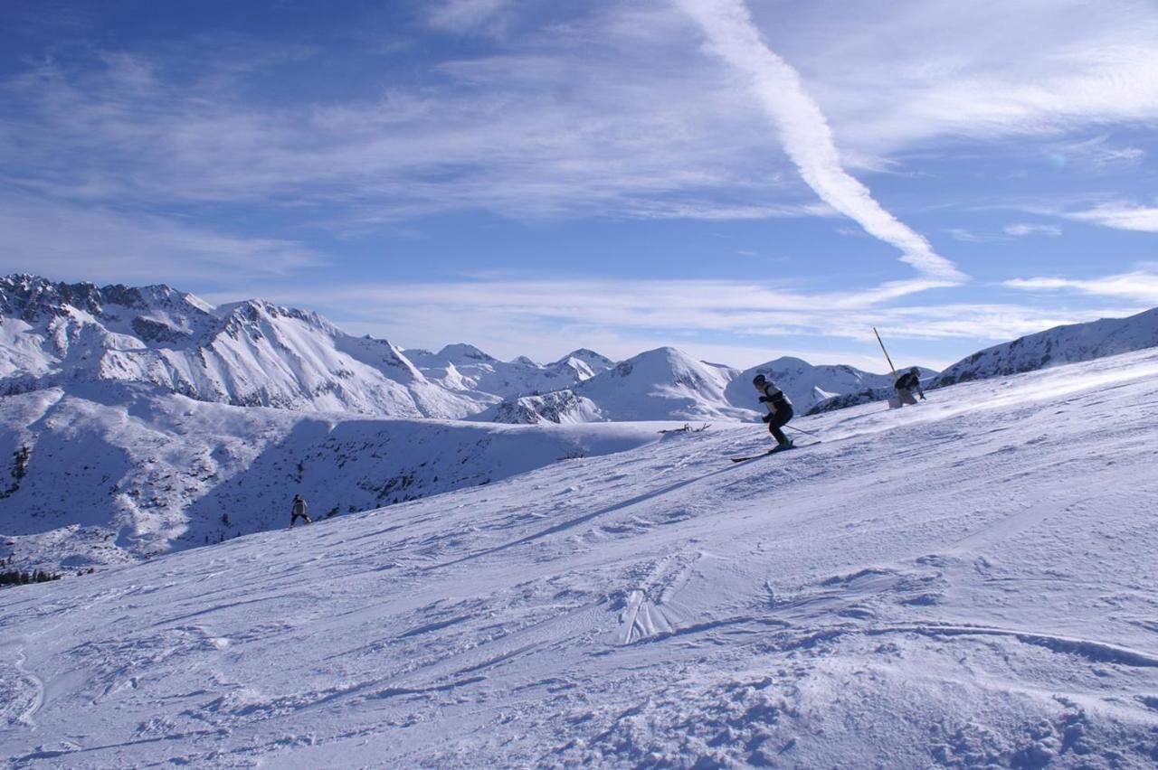 Skiing, Walking, Enjoying In Mountains بانسكو المظهر الخارجي الصورة